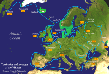 ヴァイキングの航海 緑色はヴァイキングの居住地（植民地）、青線は航路、数字は到達年。黒海やカスピ海、北アメリカ大陸のニューファンドランド島にも到達している