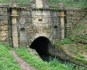 �T�p�[�g���^�̓g���l���̓쓌�[��